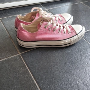 Rosa Converse All Star sneakers - Säljer dessa snygga, klassiska Converse All Star sneakers i en snygg ljusrosa färg då de tyvärr är lite små. Perfekta för en färgstark, unik o trendig look🩷🩷