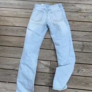 Ljusblåa raka jeans från Zara 🩵 - Ett par super fina ljusblå jeans från Zara - Raka i modellen och lågmidjade (upplevs dock som medelhöga) ❤️ stolek 34! Använts några få gånger, är i mycket bra skick förutom en liten fläck på benet (se bilder) 