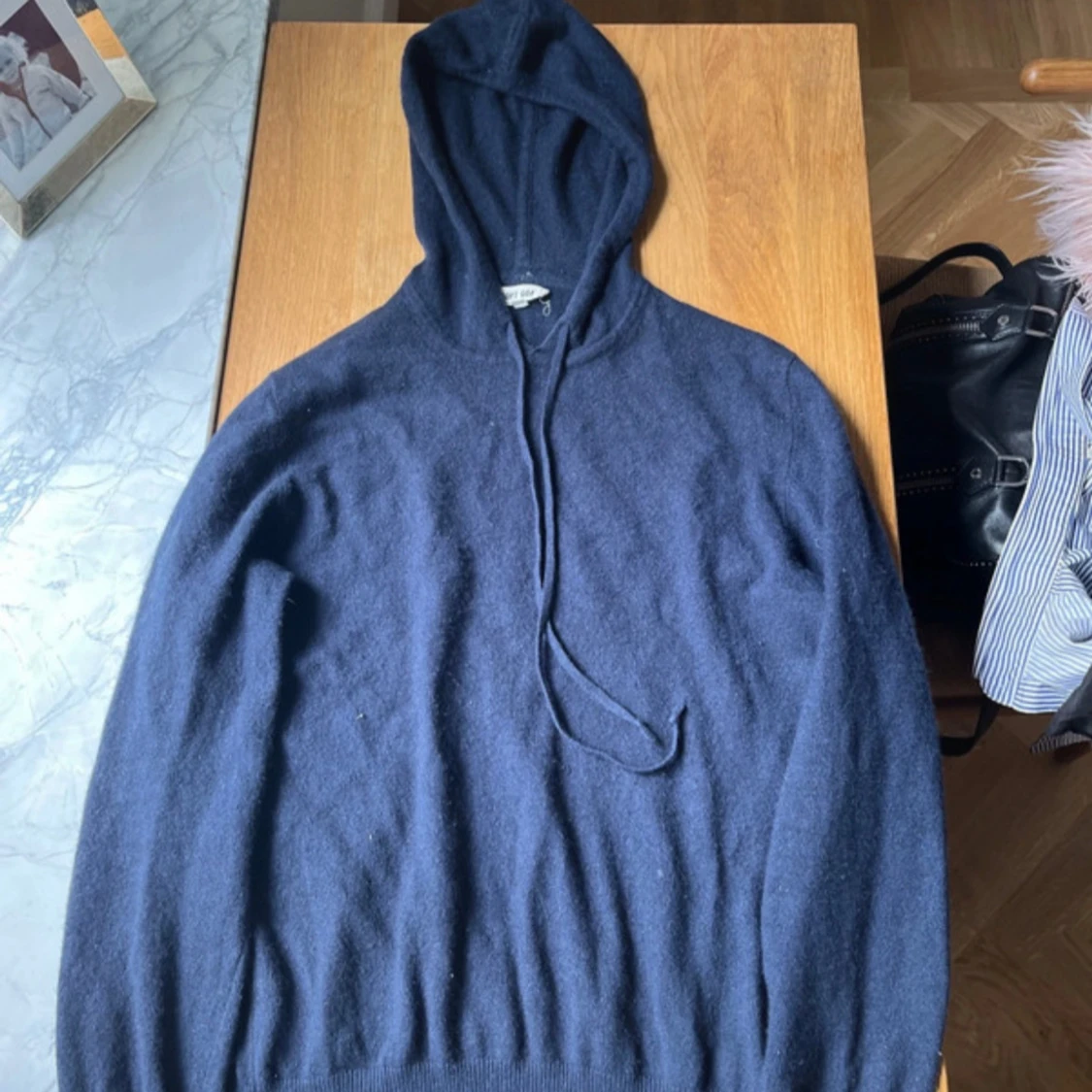 Mörkblå kashmirhoodie från Soft Goat