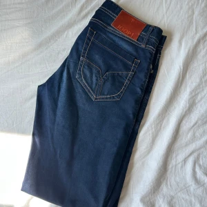 Mörkblå jeans från JOOP!  - Säljer ett par mörkblåa och schyssta Joop! jeans🤩Storlek W33/L34. Skick: 9/10. De sitter Slim. Skriv om ni har frågor eller funderingar😊🤝