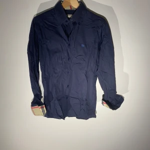 Burberry skjorta  - Hej! Säljer nu min skjorta från märket Burberry , storlek L använt skick, givetvis äkta. Tveka inte på att höra av dig om du har frågor eller funderingar kring skjortan!