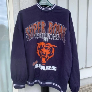 Cool collage tröja från NBA x H&M 💓 - Super cool collage tröja från H&M med Super Bowl tryck på!❤️ Knappt använd, inga defekter 🌸 Storlek Xs - lite längre i modellen 💐