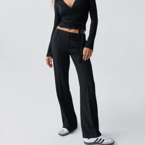 Svarta kostymbyxor med bootcut - snygga lågmidjade bootcut kostymbyxor från Gina! Dom är i jättebra skick och har inga defekter💓 Har tyvärr inga bilder på om ni frågar efter det. Säljer då dom har blivit för små tyvärr!