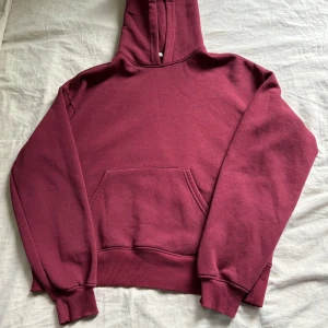 Hoodie från Gina Tricot - Vinröd hoodie från Gina Tricot, använt 2-3 gånger 💗