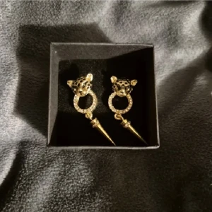 Leopard peak hoop örhängen guld  - GRATIS GÅVA MED VARGE ORDER!! Supertrendig stockholmsstil tjejer, örhängen guld. Vinter ring smycke. Gjord av stål, jag svarar och skickar alltid snabbt!