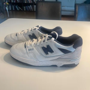 New Balance 550 vita och marinblå sneakers - Säljer mina Newbalance skor då dem är för små, använda fågel gånger, väldigt bra skick ( litet märke, se bild 5) jätte fina skor!