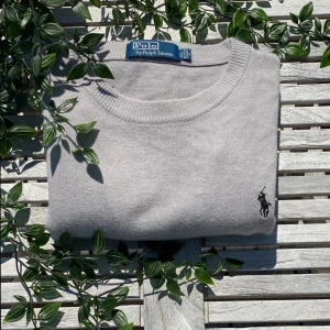 Ralph lauren sweatshirt grå - Tja! Letar just du🫵 efter en riktigt fräsch och stilren sweatshirt till sommaren för att ha på sena kvällar men kompisar eller mitt på dagen påväg till att spela fotboll? Då har du kommit rätt! Säljer nu denna Ralph lauren sweatshirten i storlek L-XL. Vet ej materialet säkert men är ganska säker att det är något slags form av cashmere eller ull! Hör gärna av er vid fler frågor eller funderingar så ser jag till att svara på 0 tid!