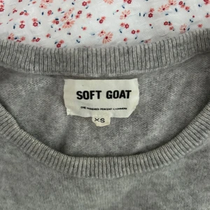 Ljusgrå kashmirtröja Soft Goat XS - Supermjuk ljusgrå tröja i 100% kashmir från Soft Goat. Modellen har korta ärmar, rund halsringning och ribbade muddar. 