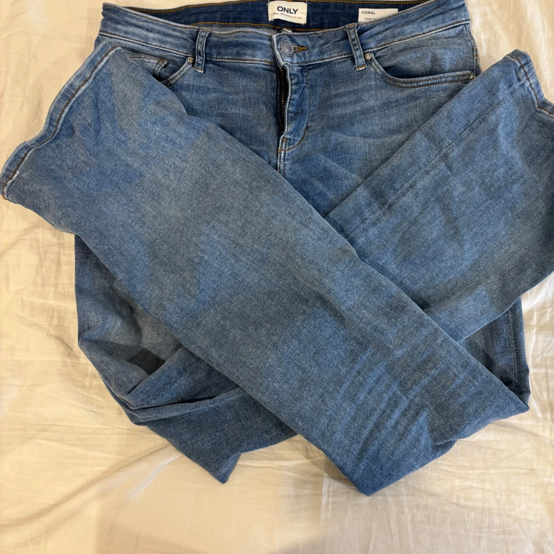 Lågmidjade jeans från only med hål  - 2