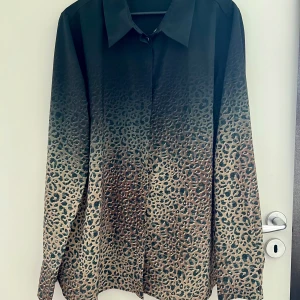 Leopardmönstrad skjorta Fifth House - Snygg skjorta från Fifth House med leopardmönster i gröna och beige toner.