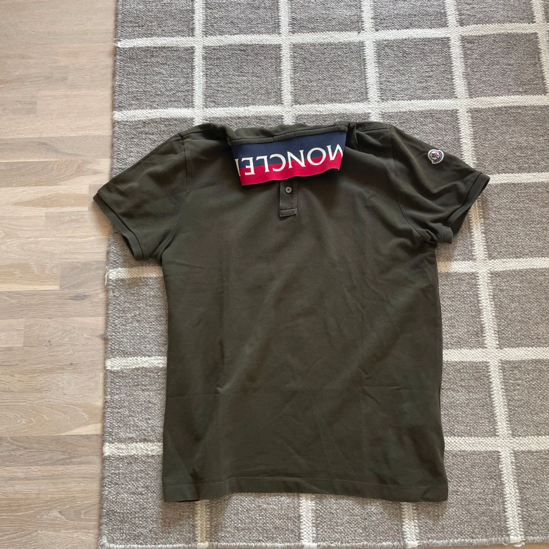 Olivgrön Moncler pikétröja med logga