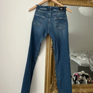 Blå utsvängda jeans från LTB - Jag säljer dessa eftersom att dem är lite för stora på mig men dem sitter jätte snyggt på min tjej kompis, skulle ta en gissning på att storleken är 27/30 eller 28/30. Färgen är fin och köpta för ett tag sedan, använda max 4 gånger typ, kontakta för fler bilder💕