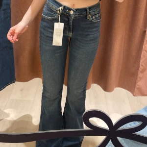 Bootcut jeans  - Snygga mörkblå jeans med bootcut-modell, midwaist. 