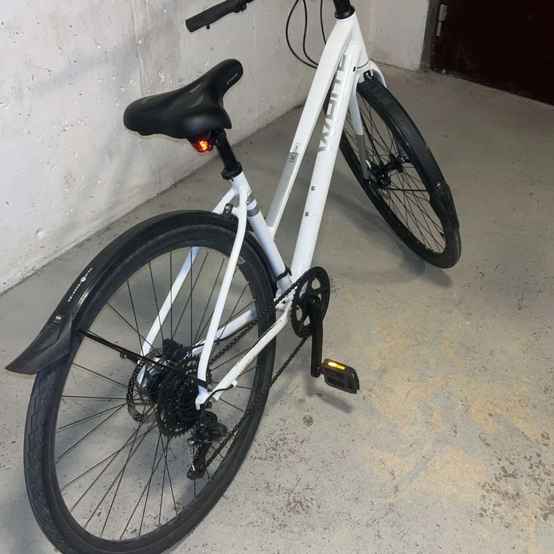 Välvårdad vit hybridcykel – snabb, lätt och snygg! - 3