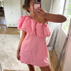 Rosa klänning  - Världens finaste rosa klänning😍storlek xxl men har sytt den lite över axeln så den ser bra ut på mig som bär M vanligtsvis💕💕lappen kvar, helt slutsåld!