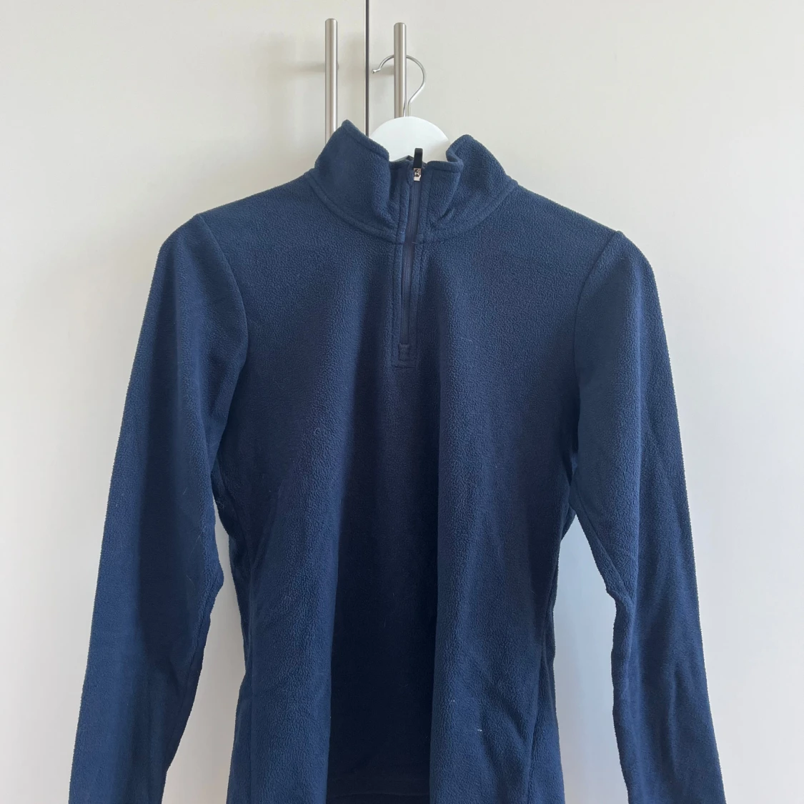 Mörkblå fleece-tröja med half zip