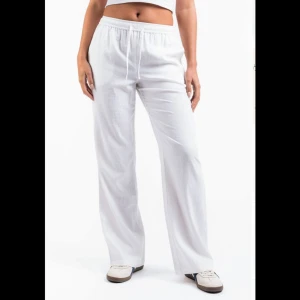 Vita linnebyxor från Madlady - Snygga vita raka linnebyxor från Madlady i modellen Mila med raka ben. Storlek medium med regular längd. Varsamt använd. 