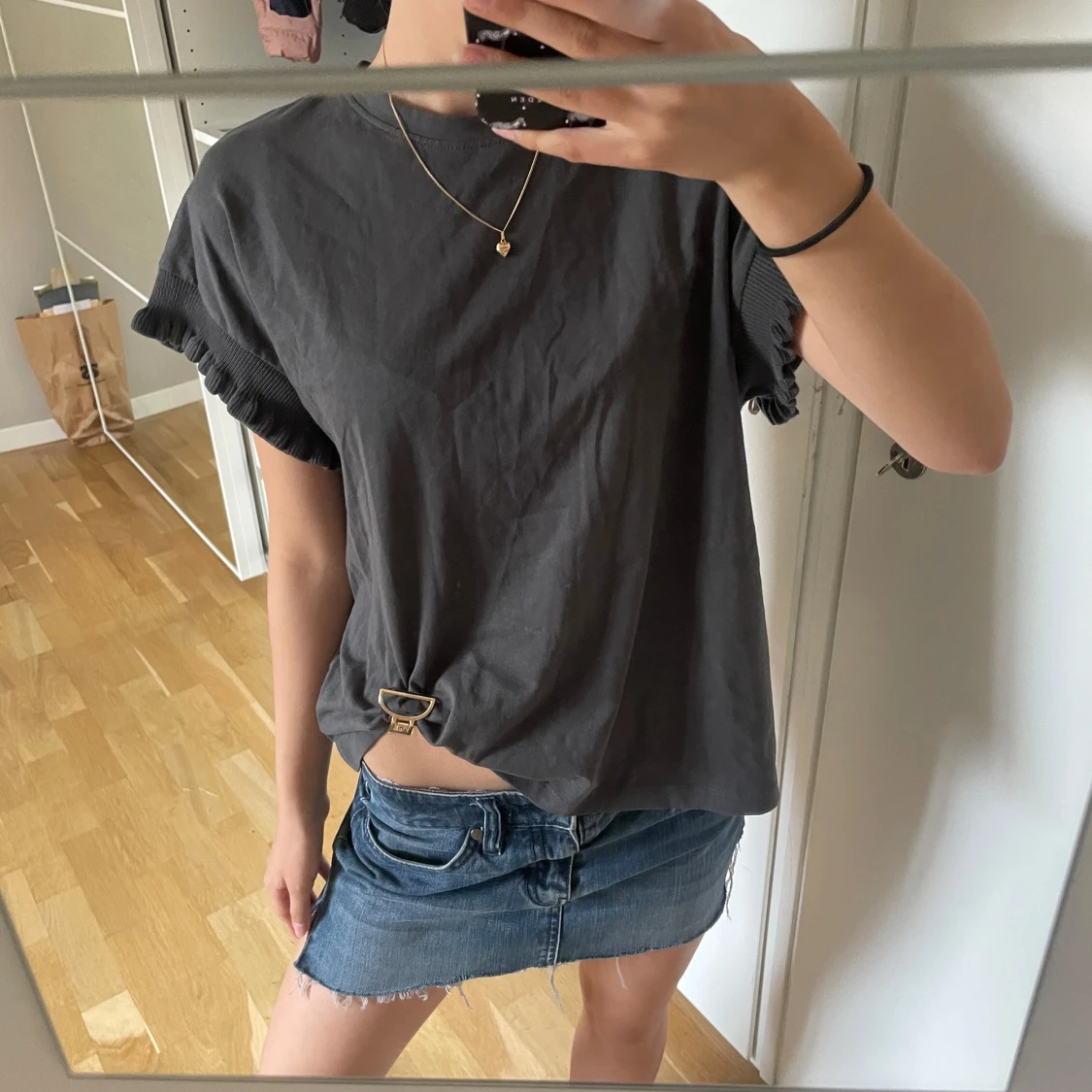 Mörkgrå t-shirt med volangärm