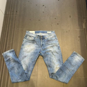 Dondup George - Model: Dondup George, Nypris: 3500kr, skick: 10/10, mitt pris: 900, köp dessa och ett par Replay jeans i storlek W31 L32 för endast 1299kr och få en polo piké grattis på köpet, lägg ett bud eller köp direkt, MVH//Colito123