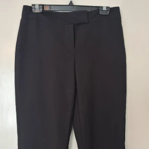 Svarta kostymbyxor från George - Klassiska svarta kostymbyxor från George med rak passform och diskret knäppning fram. Snygg oversized look💕