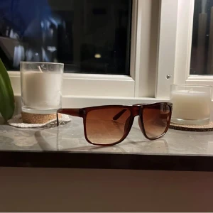 Rayband boyfreind identiska - Snygga glasögon som liknar den populära modellen boyfriend av märket Rayband. Alltså inte äkta Rayband då den inte har Rayband text. Glasögonen är i jätte fint skick och har inga tecken på användning. Vid frågor skriv pm mvh👍🙂