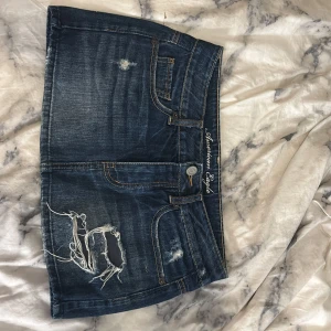 American eagle jeanskjol  - Populär och eftertraktad lågmidjad jeanskjol ifrån American eagle med slitna detaljer , aldrig använd pågrund av att den inte riktigt passar mig så inga defekter och därav i nyskick ☺️(kmr kunna posta  ungefär 5 juli)