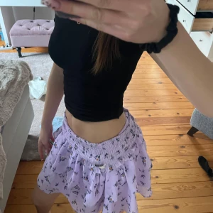 Somrig kjol med volang - Supersöt ljuslila kjol med volanger. Nyskick🌷