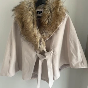 Poncho  - Såå fin poncho i storlek S! Pälsen är tyvärr borta men mycket finare utan den enligt mig! 