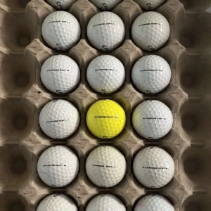 Callaway Chrome Soft 12/24 - Jag säljer 12 och 24 callaway Chrome Soft, golfbollarna är nästan i nyskick med få skrapmärken på, för bara 200kr så får du 12 st och för 24 st får du 349kr