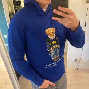 Ralph lauren hoodie  - Tja! Säljer nu den här fina Ralph Lauren hoodien i bra skick i storlek S men passar även M. Den är gjort av lite tunnare material så den passar att ha med jackor osv. Om ni har frågor tveka inte att höra av er😁
