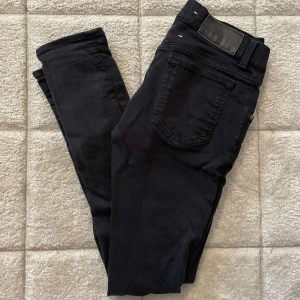 Tiger of sweden jeans - Snygga svarta skinny jeans från Diesel med klassisk femficksdesign och diskret läderpatch bak i midjan. Jeansen har smal passform och är tillverkade i stretchigt bomullsmaterial för extra komfort.