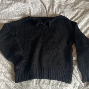Stickad tröja - Svart stickad tröja från NAKD. Mjuk och nästan oanvänd!