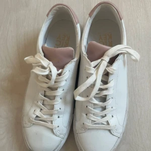 Vita skor med rosa och guld detaljer - Vita skor med rosa och guld detaljer😍