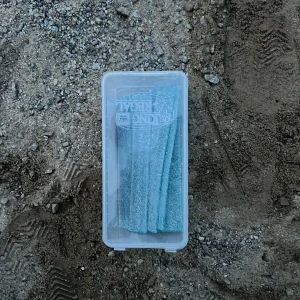 Super goda blåa godis rämar  - Bilderna visar en plastburk med blåa, sura godisband från King Regal. Produkten är inte en bok, utan godis, och passar perfekt för dig som gillar syrligt godis med blå hallonsmak. Förpackningen är färgglad och lockar med roliga illustrationer.
