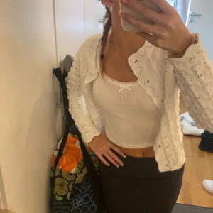 Vit stickad cardigan kofta med mönster - Supersöt vit stickad cardigan kofta med fina hålmönster och vågig kant. Perfekt att slänga över ett linne eller klänning för en extra touch😍😍😍 Kostar 500kr i vanliga fall och har knappt använt!!