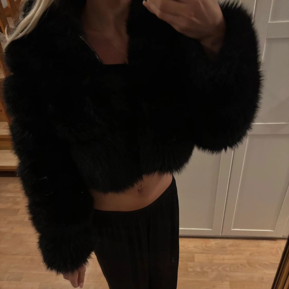 Svart croppad pälsjacka med huva - 1