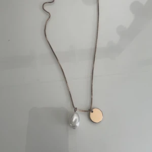 Guld halsband med en pärla  - Guld halsband med en pärla. Ser lite sliten ut men syns inte om man inte kollar jätte nära. Köpt från HM💕