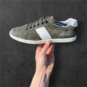 Grå gröna mockasneakers från Prada - Snygga och unika gråa sneakers i mocka från Prada med vit detalj på sidan. Påminner om ett par Flycrews. Perfekta för en stilren look med en touch av lyx. 10/10 helt klart ny skick! NYPRIS 9.000:-, mitt pris 67% rabatt 3000kr, Box och dustbag medföljer! Fråga vid minsta lilla fundering eller prisförslag!