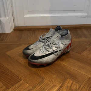 Nike Mercurials - Säljer ett par riktigt snygga Nike Mercurial Superfly. Har ni frågor så tveka inte med att ställa de! Priset är ej hugget ur sten!