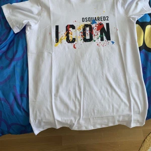 Dsquared2 T-shirt  - Säljer min tvär feta helt nya Dsquared2 T-shirt för helt sjukt bra pris. Tvär fett och en Perfekt tröja nu till sommaren. Storlek M skulle säga att den har slim passform. Köpt för 1400kr här på Plick säljs för endast 799kr!🤯😮‍💨kan även gå ner  i pris vid snabb affär. Vid mer eventuella frågor kontakta gärna oss🤳📱tröjan har inga defekter 