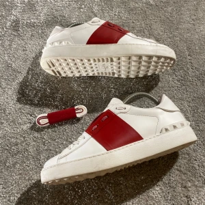Valentino open - Hej! Säljer nu mina skor från märket Valentino, storlek 39,  bra skick, givetvis äkta. Tveka inte på att höra av dig om du har frågor eller funderingar kring skorna! 