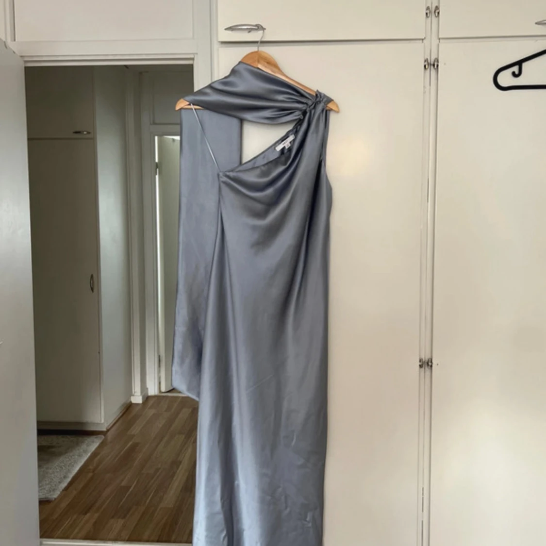 Dimblå satinklänning  - 1