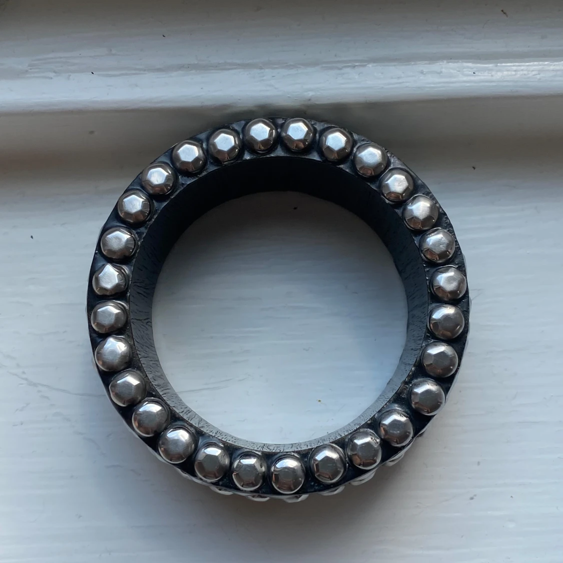 Brett svart armband med silvriga nitar/stenar - 1