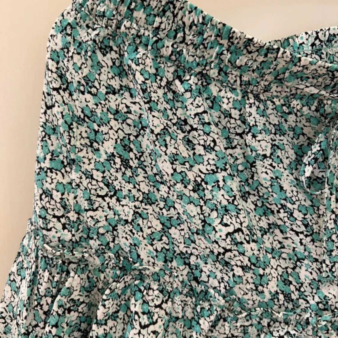 Blommig kortkjol med volang och knyt - 1