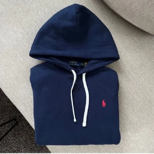 Ralph Lauren Marinblå Hoodie - Säljer denna snygga Hoodie från Ralph Lauren. Storlek M, passar S/M (ungefär 175 och uppåt). Mycket fint skick. Hör gärna av er vid funderingar🙌