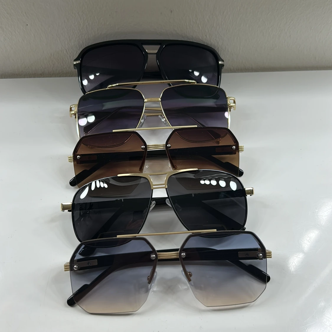 Fem par solglasögon med gulddetaljer - 2