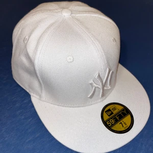 Vit New Era keps - Snygg vit New Era keps. Perfekt för dig som vill ha en clean och stilren look för sommaren.