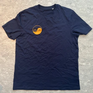 Håkan Hellström t-shirt Tro & Tvivel blå - Använd ett fåtal gånger.