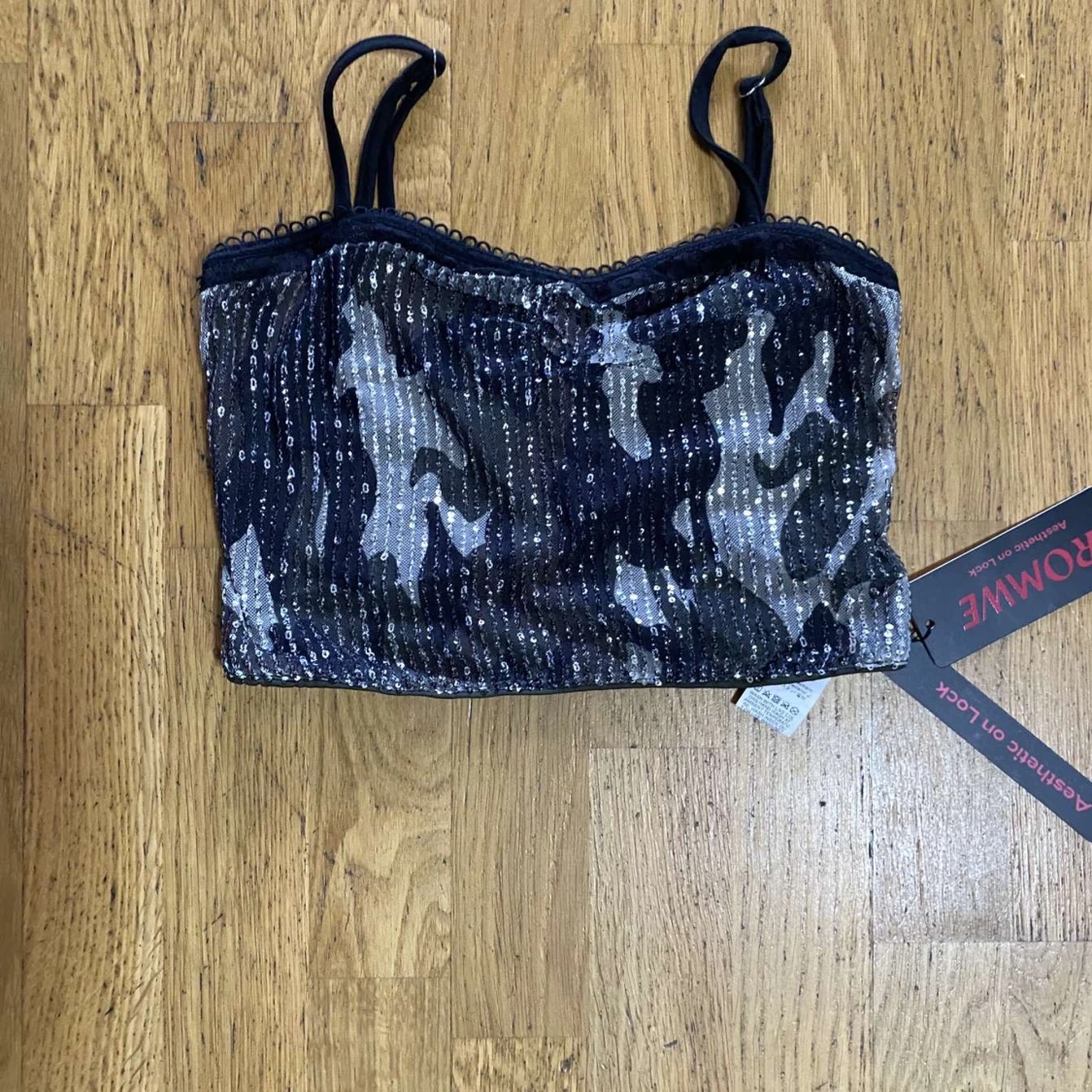 Glittrig camouflage topp från Romwe