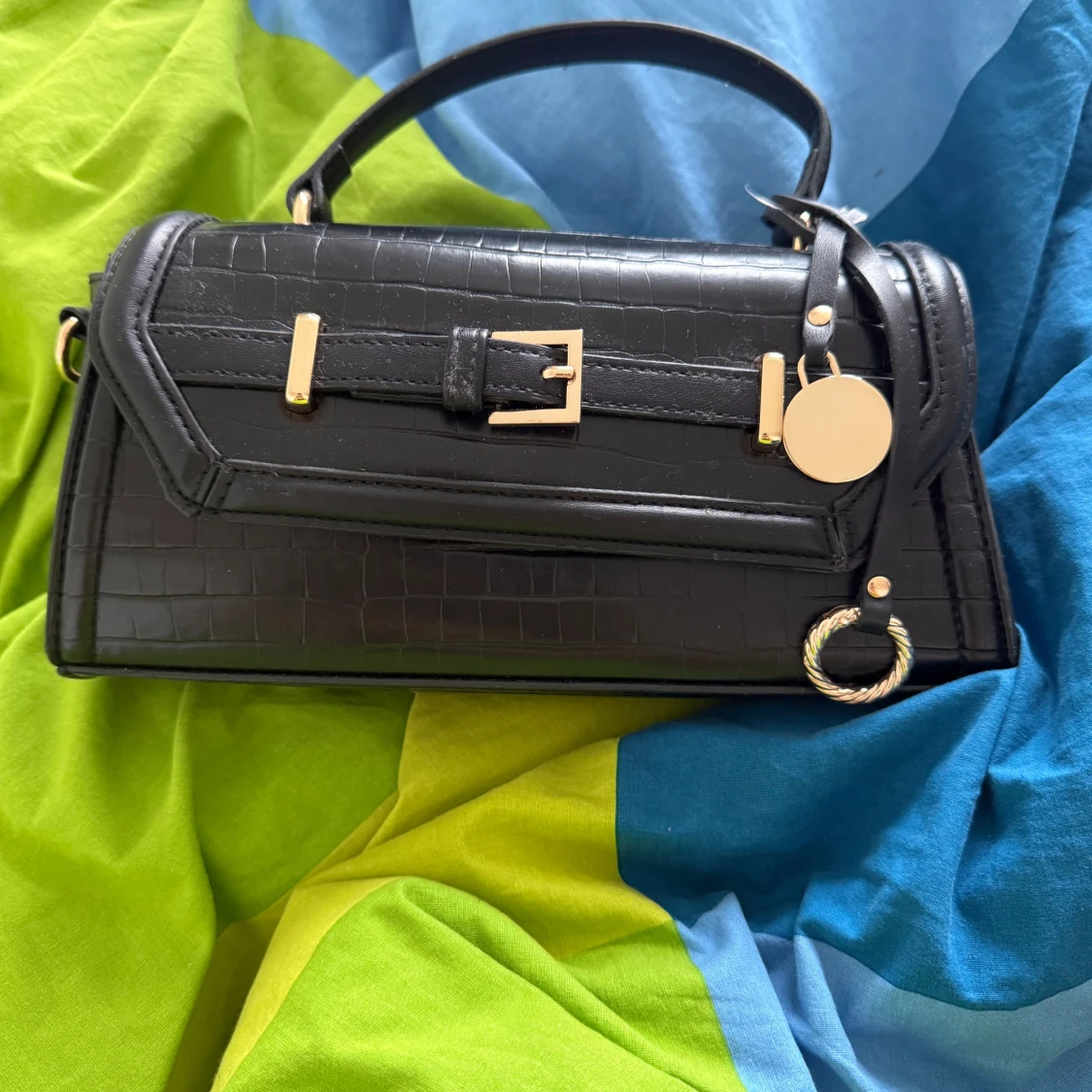 Svart axelväska med krokoprägling